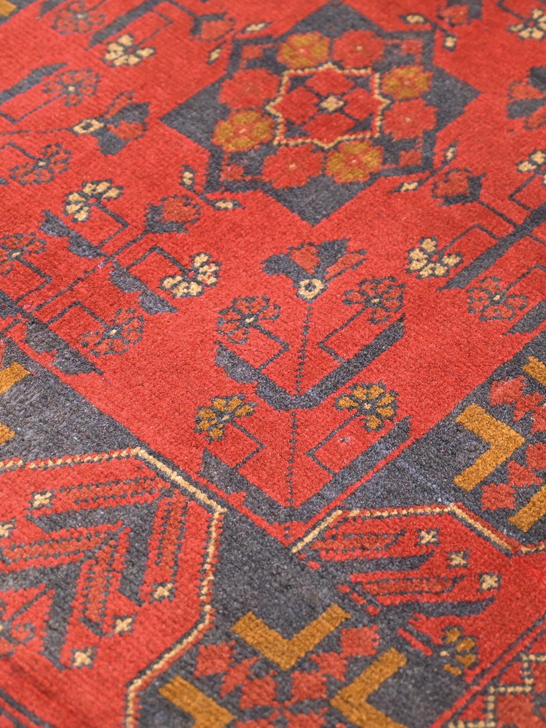 Tapis en laine rouge et bleu foncé noué à la main provenant d'Afghanistan