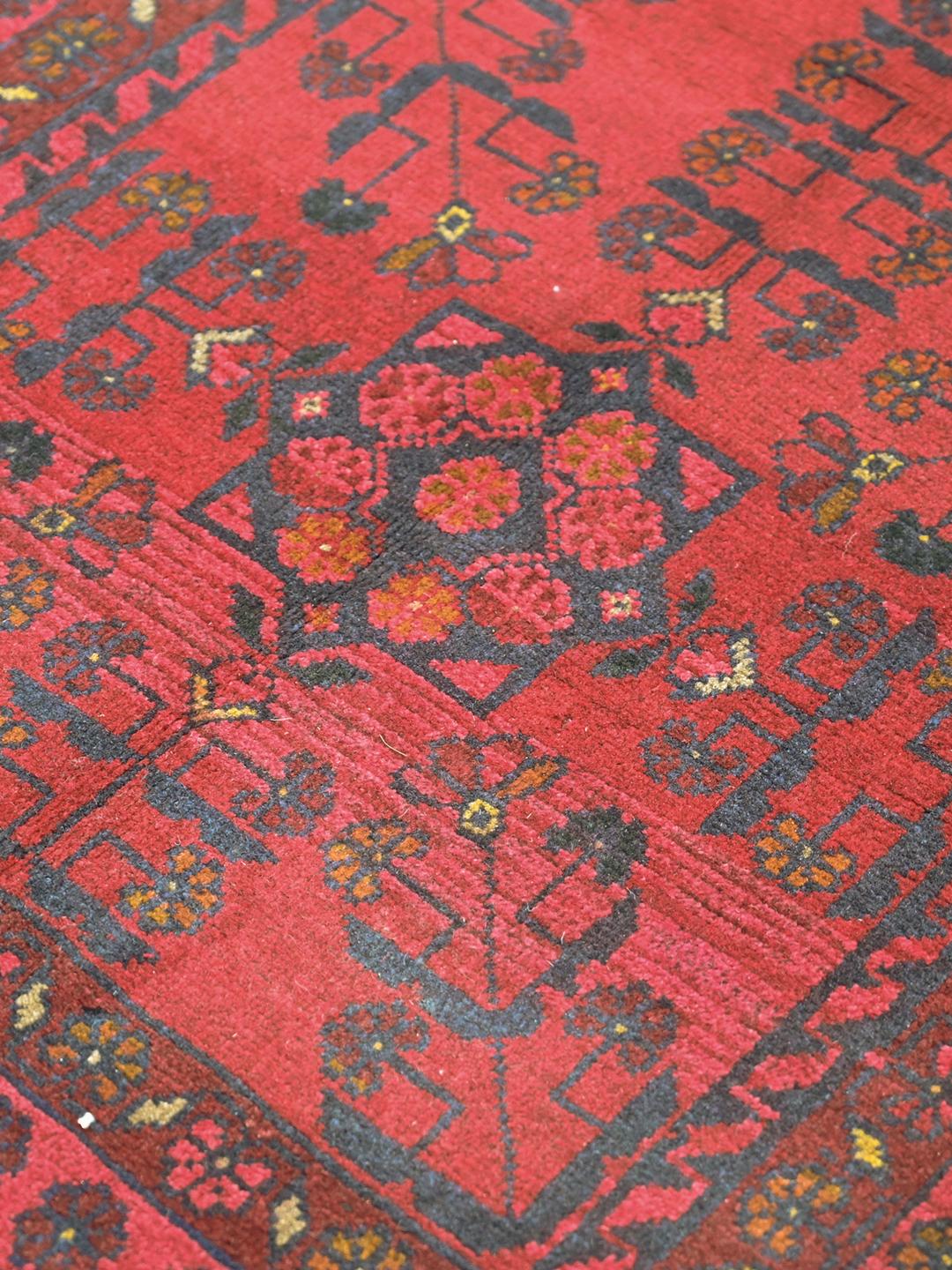 Handgeknoopt Afghaans Khal Mohammadi wollen tapijt in rood en zwart