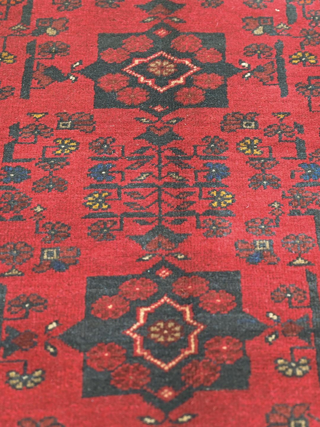 Handgeknoopt rood en donkerblauw Afghaans Khal Mohammadi wollen tapijt met medaillons