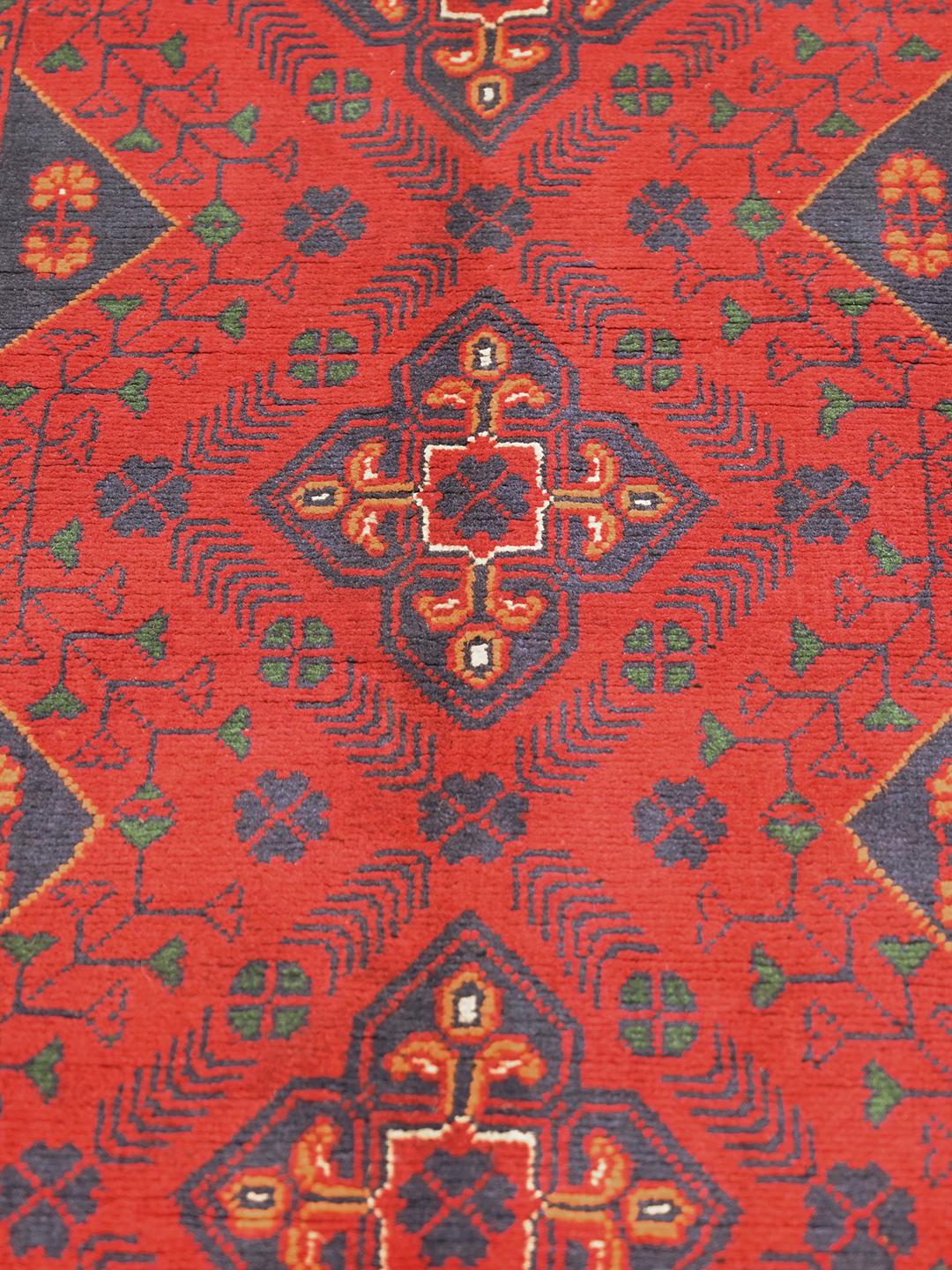 Tapis couloir en laine Afghan Khal Mohammadi noué à la main en rouge foncé et bleu foncé