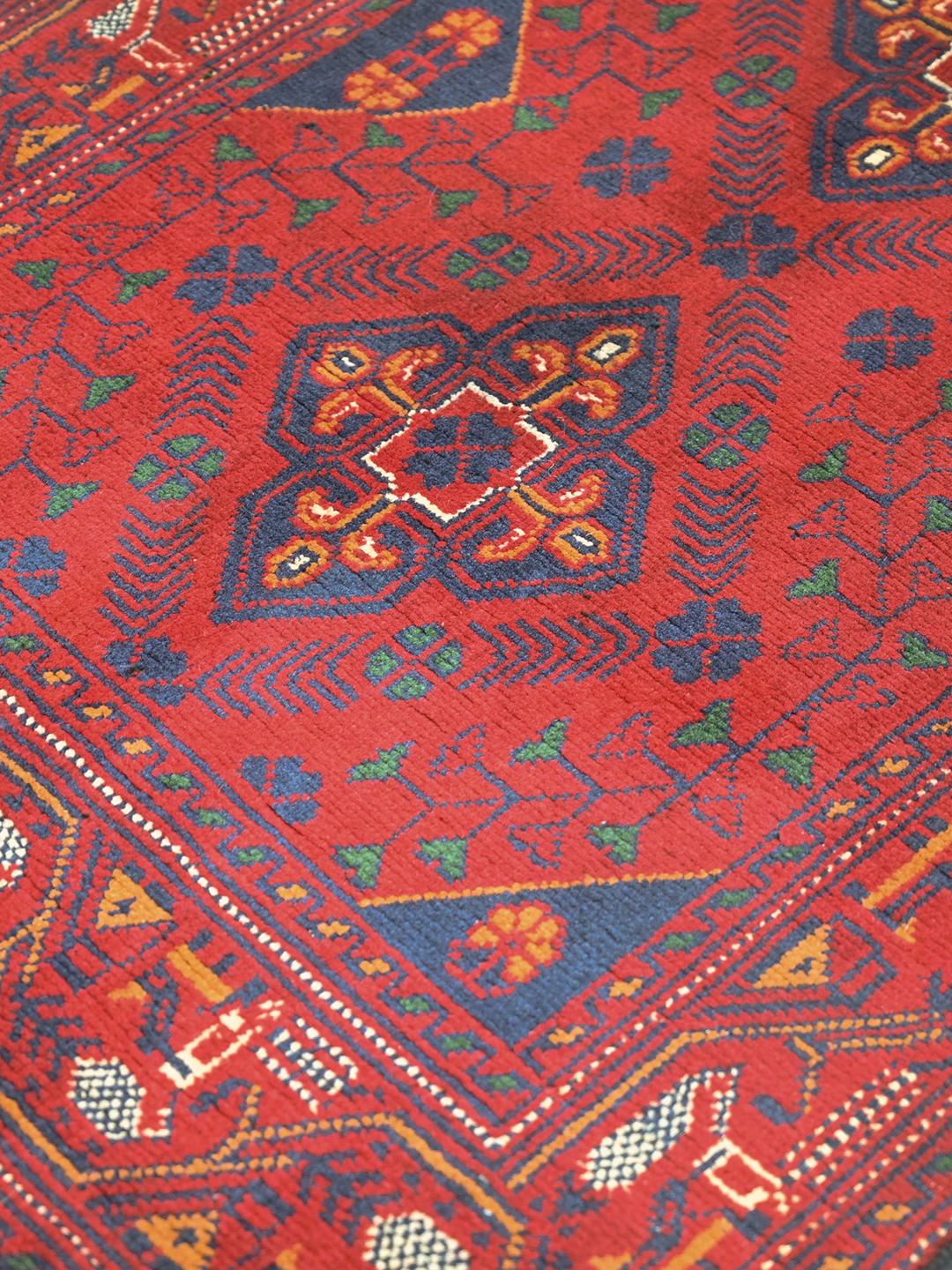 Tapis couloir en laine Afghan Khal Mohammadi noué à la main en rouge foncé et bleu foncé
