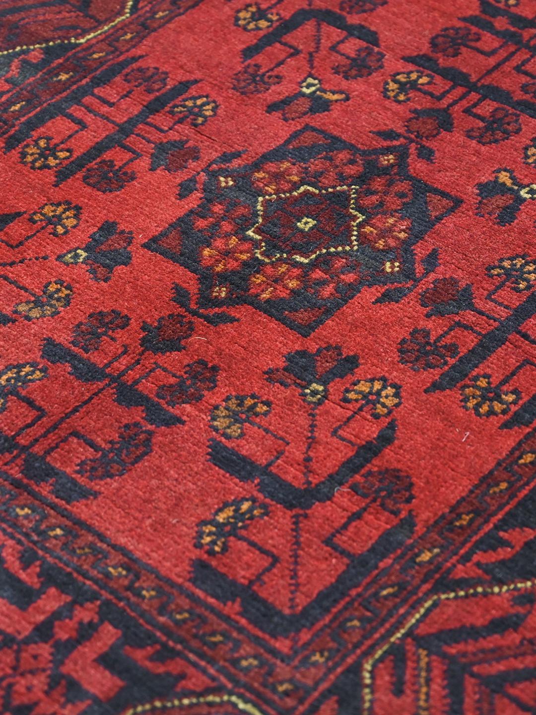 Tapis couloir Afghan Khal Mohammadi noué à la main en rouge et noir