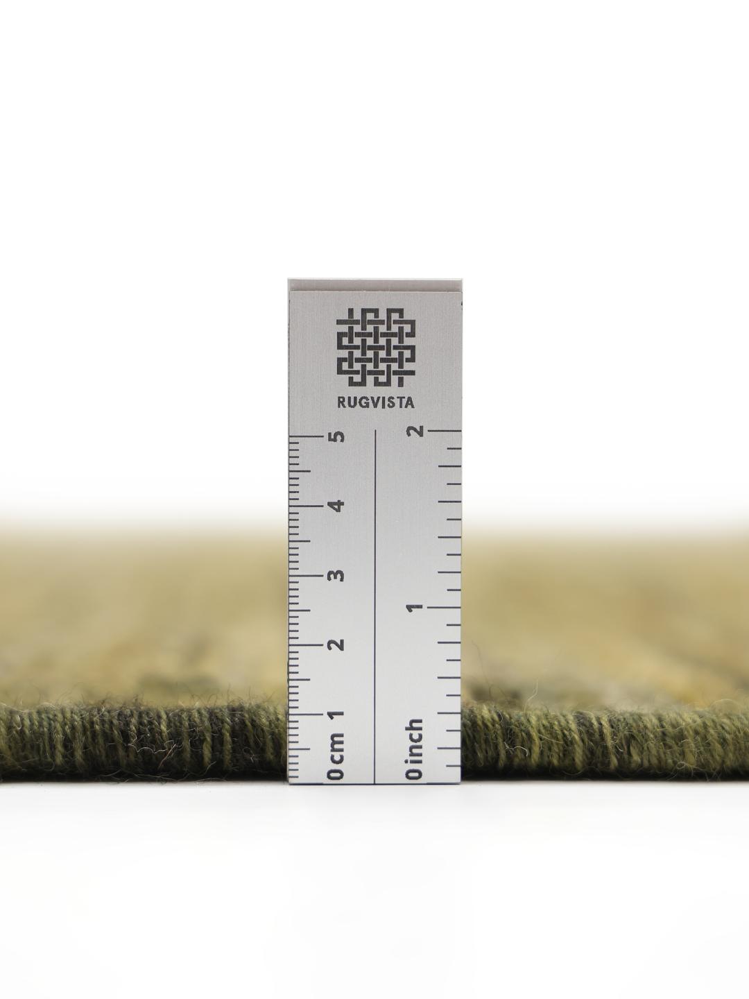 Groen kleed met een subtiel gestreept patroon en franjes