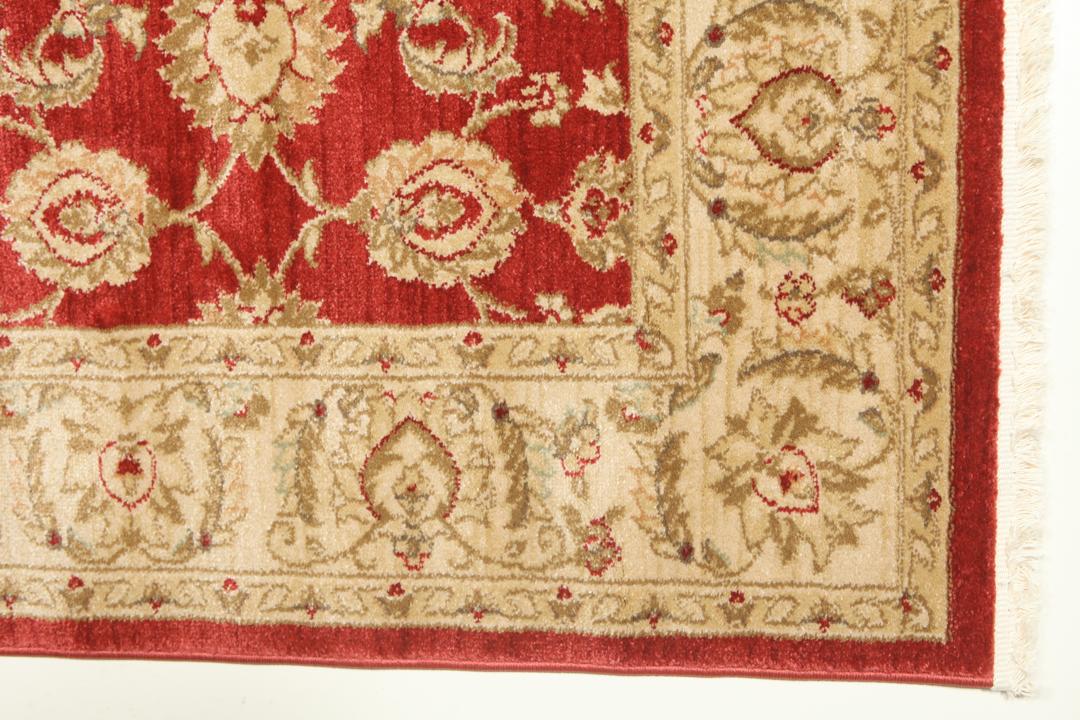 Rood tapijt met ingewikkelde bloemmotieven