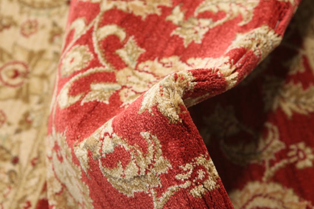 Rood tapijt met ingewikkelde bloemmotieven