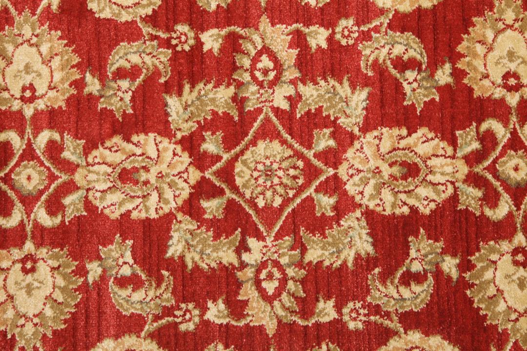 Rood tapijt met ingewikkelde bloemmotieven
