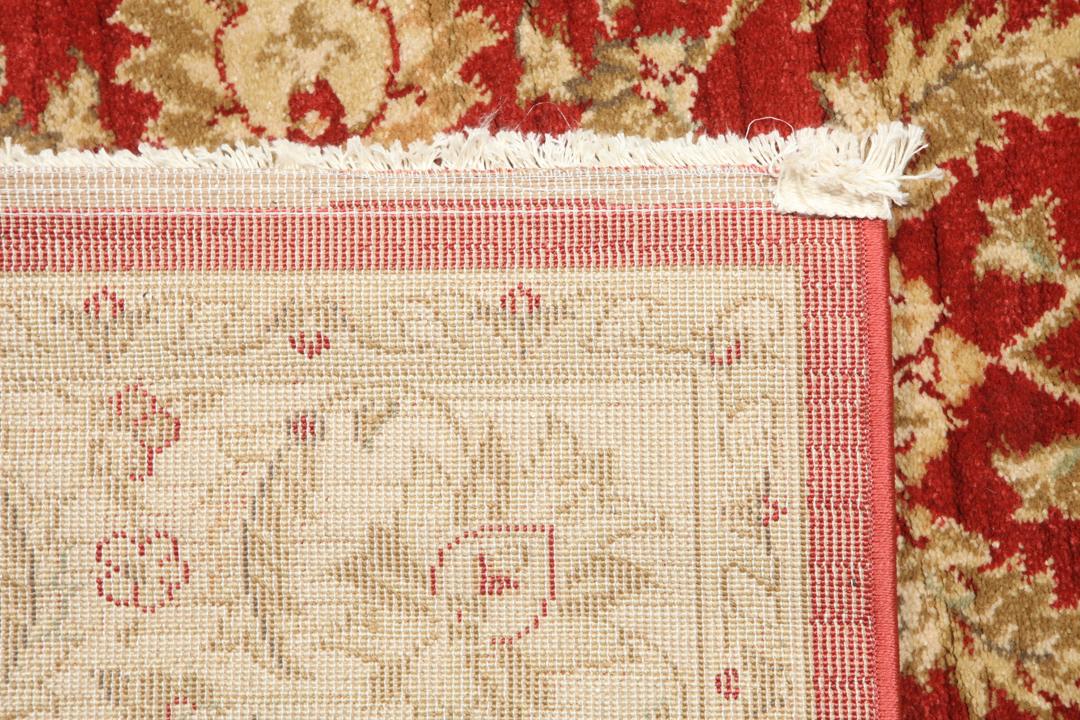 Rood tapijt met ingewikkelde bloemmotieven