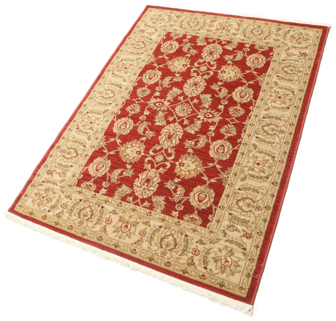 Rood tapijt met ingewikkelde bloemmotieven