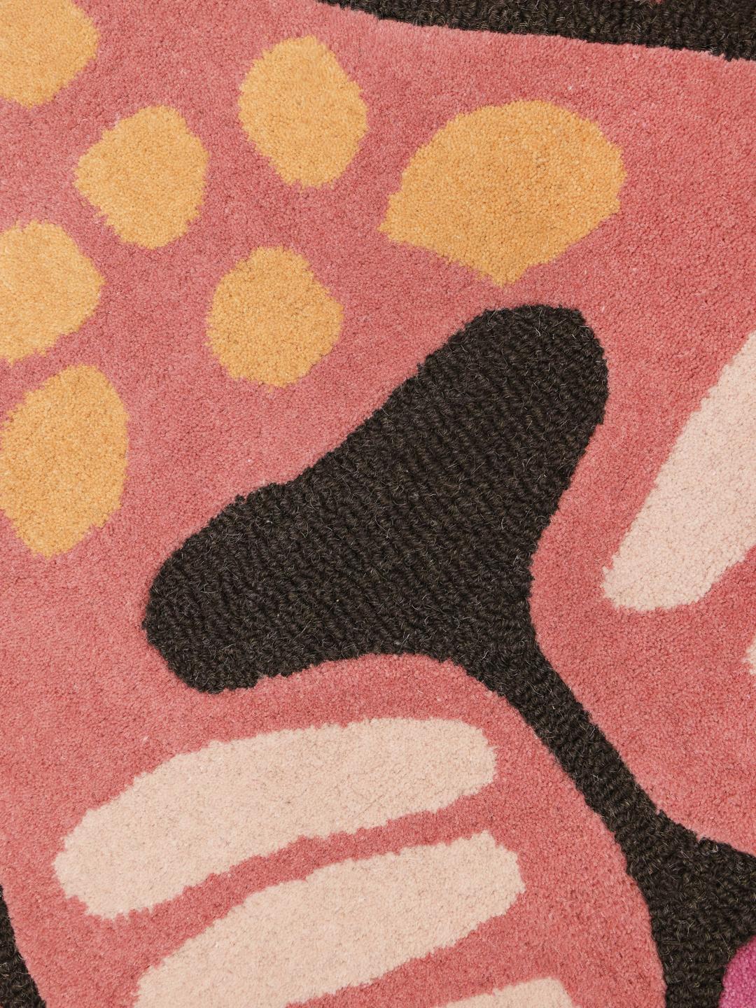 Handgetuft roze en meerkleurig diervormig vloerkleed