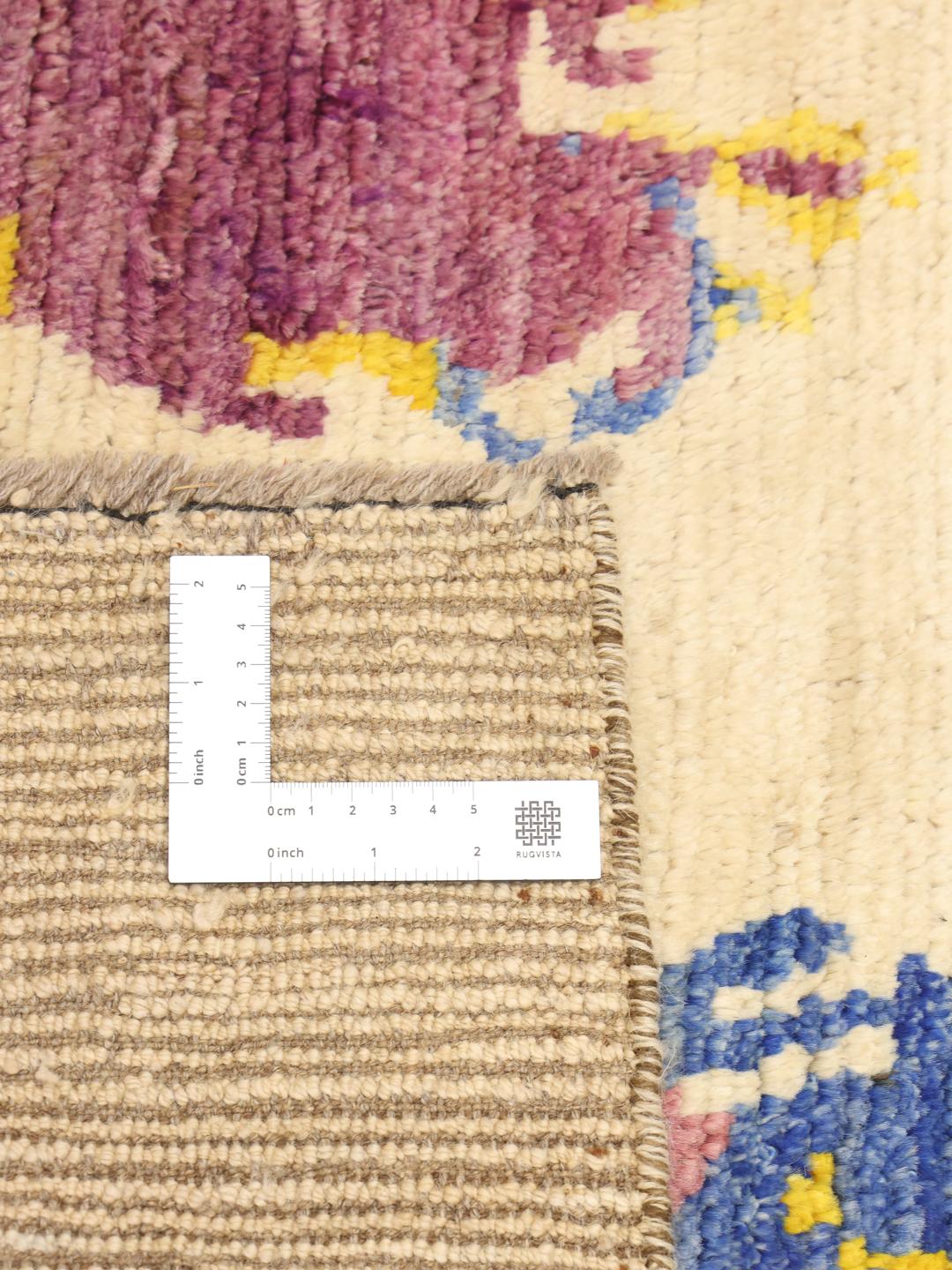 Met de hand geknoopt Afghaans tapijt met levendige artistieke motieven op een beige wollen achtergrond