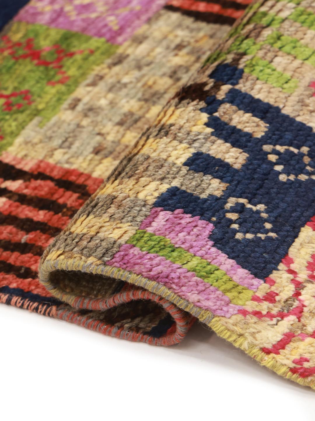 Et levende, flerfarvet håndknyttet Berber-tæppe fra Afghanistan med et patchwork-design.