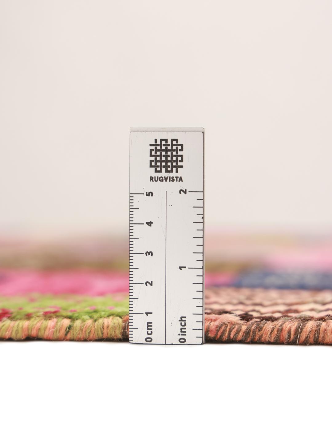 Et levende, flerfarvet håndknyttet Berber-tæppe fra Afghanistan med et patchwork-design.