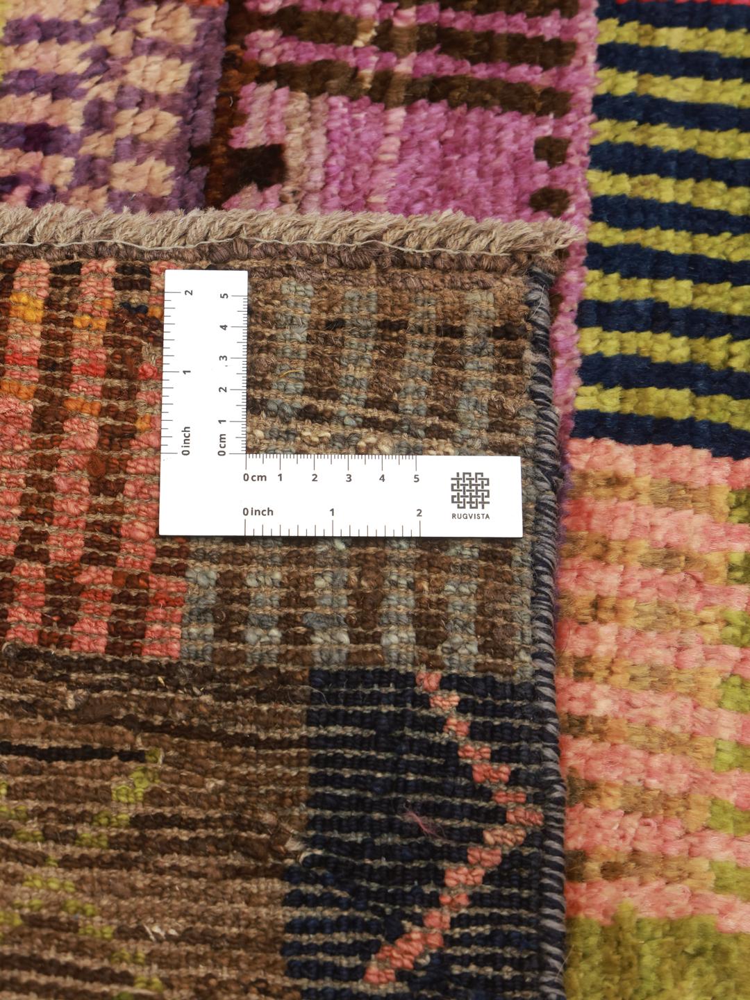 Et levende, flerfarvet håndknyttet Berber-tæppe fra Afghanistan med et patchwork-design.
