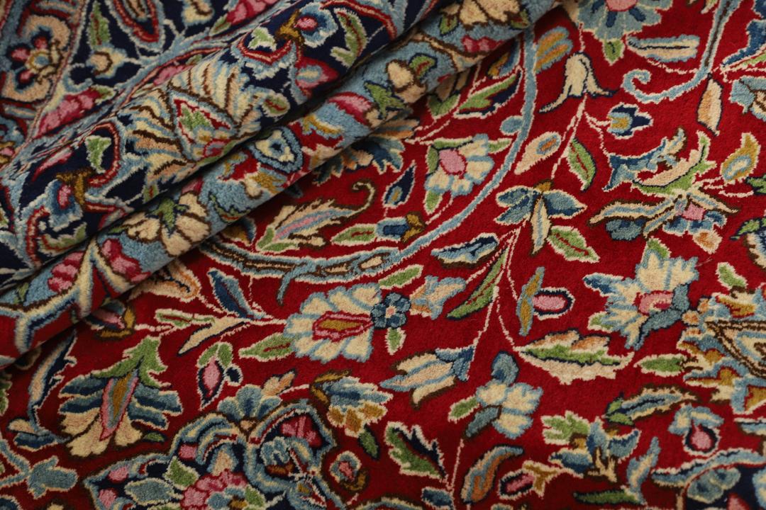 Handgeknoopt rood vloerkleed met traditionele motieven uit het Midden-Oosten van Kerman