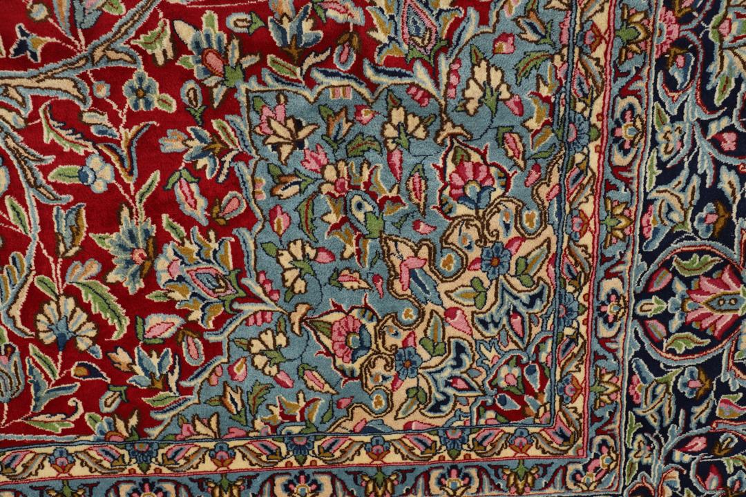 Handgeknoopt rood vloerkleed met traditionele motieven uit het Midden-Oosten van Kerman