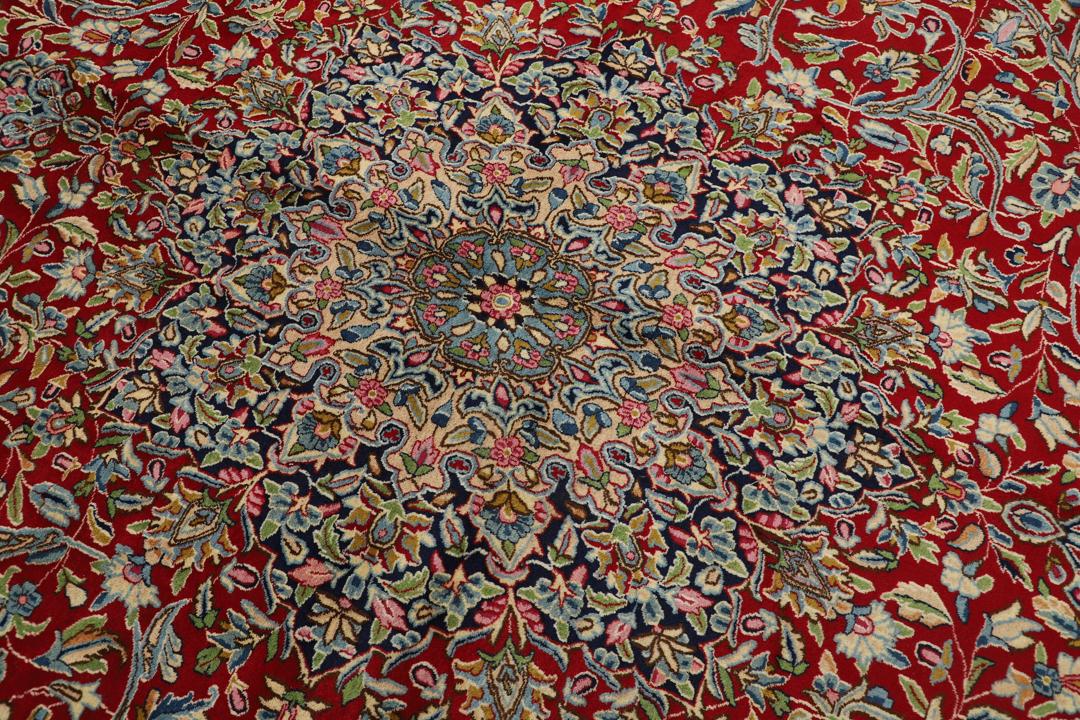 Handgeknoopt rood vloerkleed met traditionele motieven uit het Midden-Oosten van Kerman