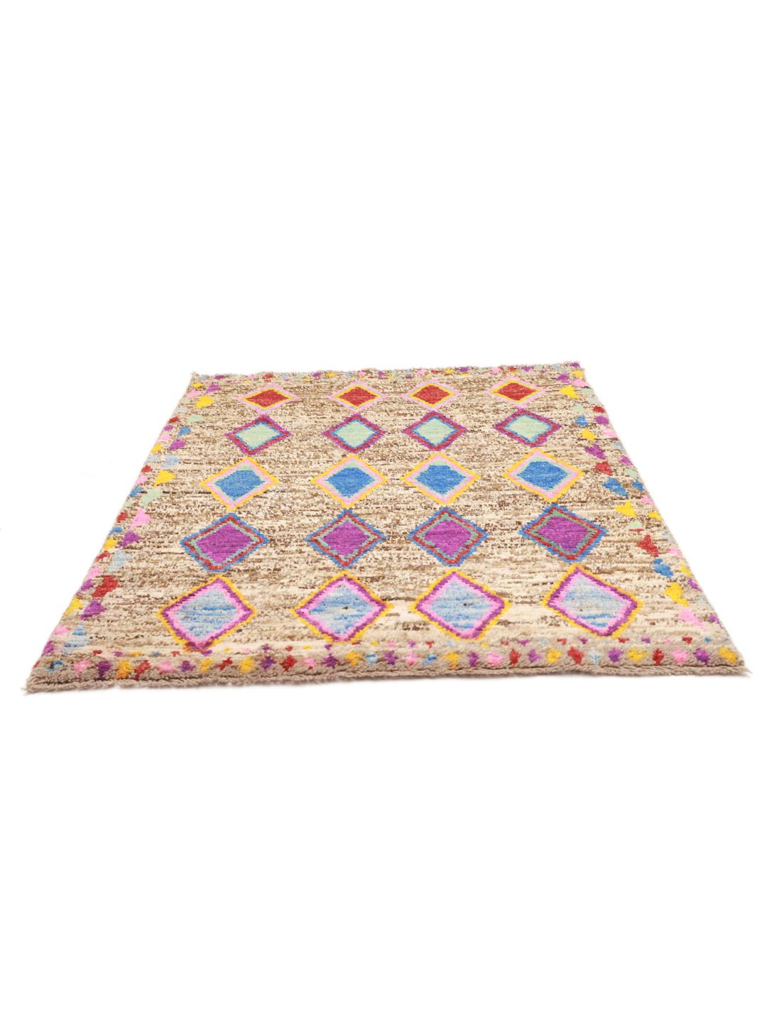 Håndknyttet Berber-tæppe fra Afghanistan med levende, flerfarvede diamantmotiver på en brun baggrund.