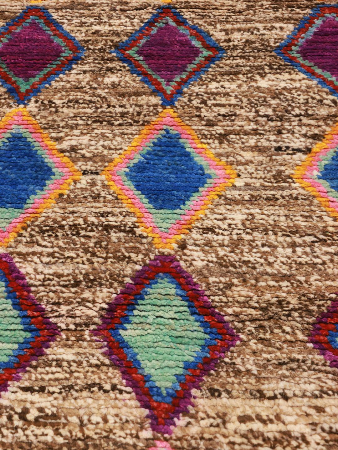 Håndknyttet Berber-tæppe fra Afghanistan med levende, flerfarvede diamantmotiver på en brun baggrund.