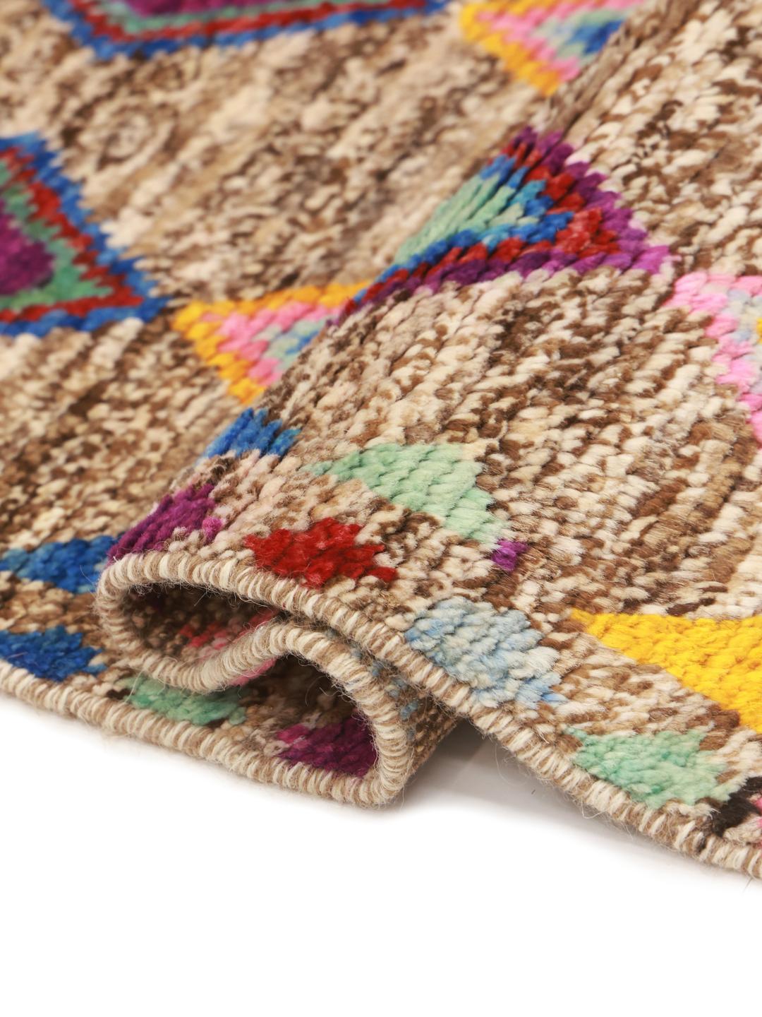 Håndknyttet Berber-tæppe fra Afghanistan med levende, flerfarvede diamantmotiver på en brun baggrund.