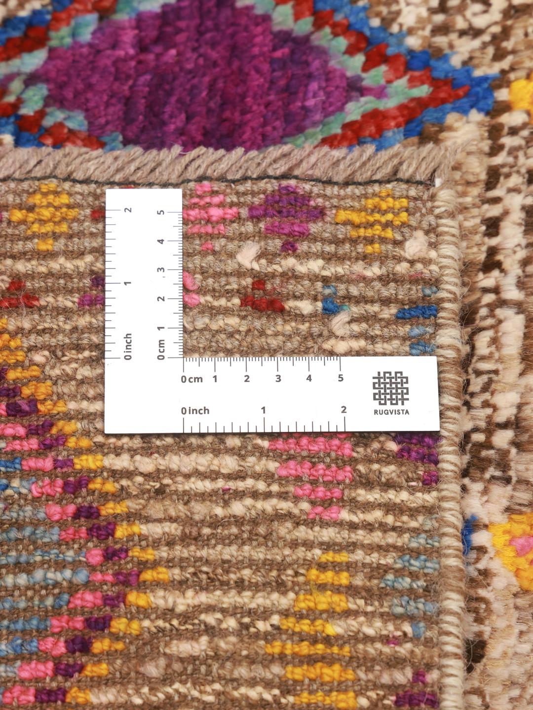 Håndknyttet Berber-tæppe fra Afghanistan med levende, flerfarvede diamantmotiver på en brun baggrund.