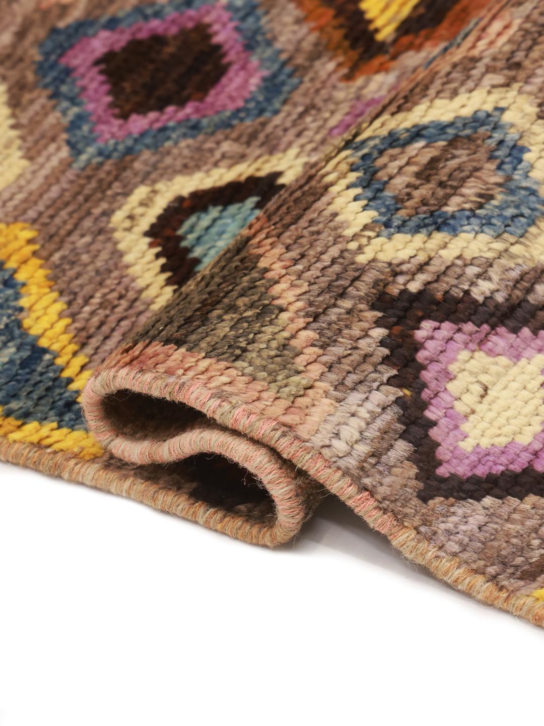 Handgemaakte Afghaanse loper met een kleurrijk geometrisch ruitpatroon op een donkere achtergrond