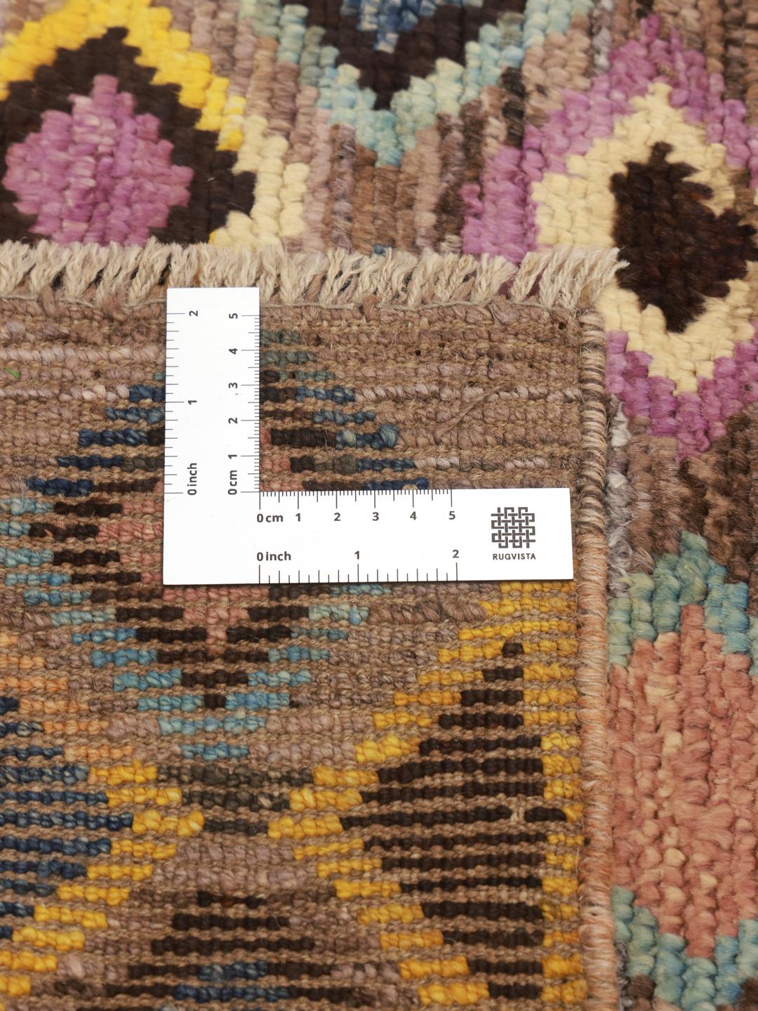 Handgemaakte Afghaanse loper met een kleurrijk geometrisch ruitpatroon op een donkere achtergrond