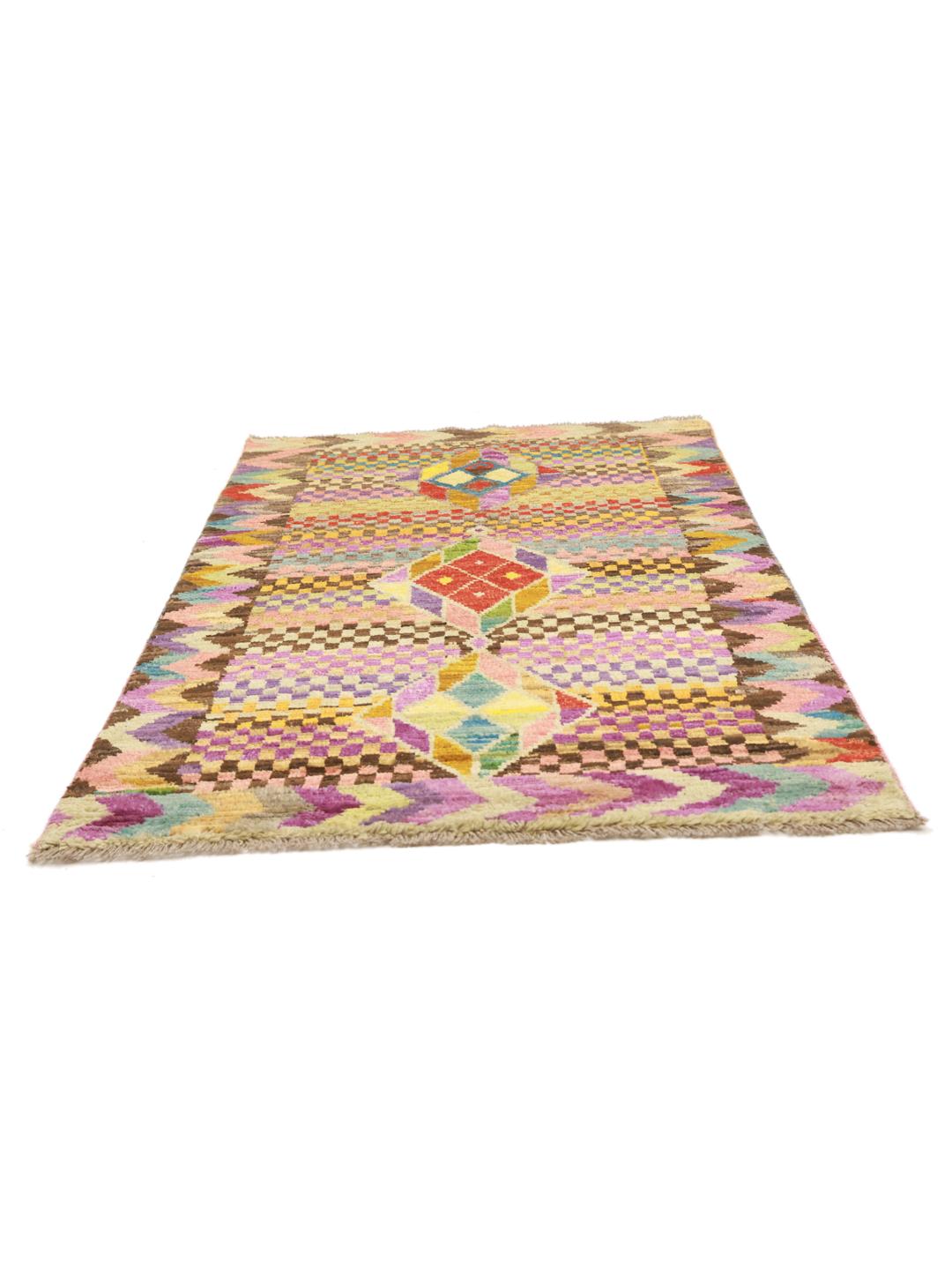 Een levendig, handgeknoopt Berber tapijt uit Afghanistan met een kleurrijk geometrisch dambordpatroon.