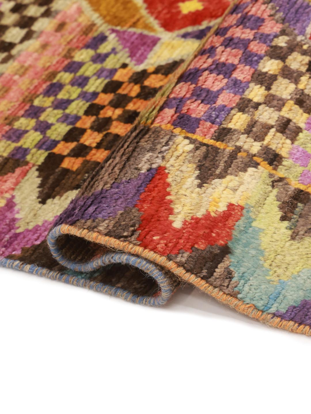 Een levendig, handgeknoopt Berber tapijt uit Afghanistan met een kleurrijk geometrisch dambordpatroon.
