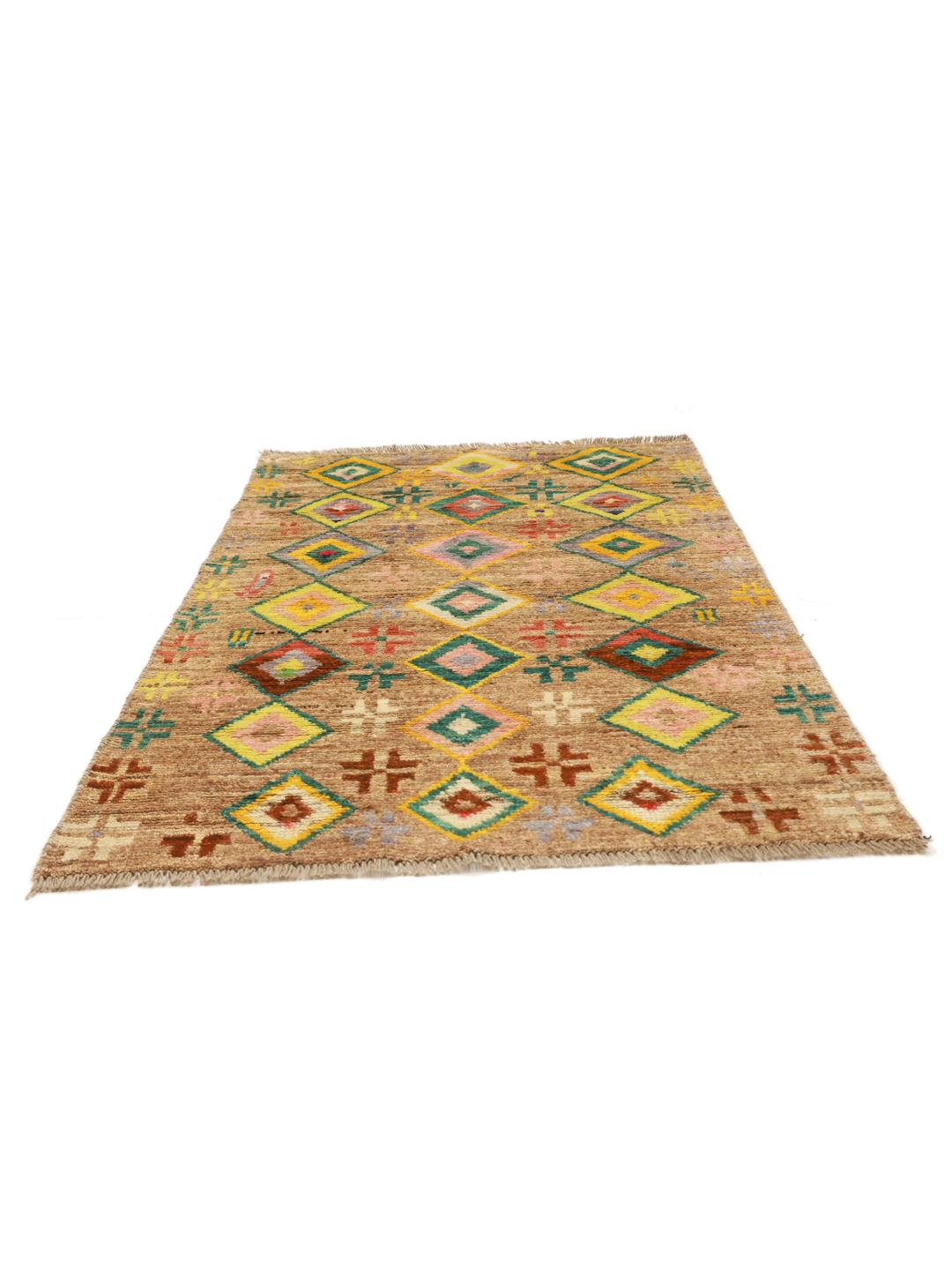 Håndknyttet afghansk tæppe med levende geometriske diamantmønstre i en beige farvepalette.