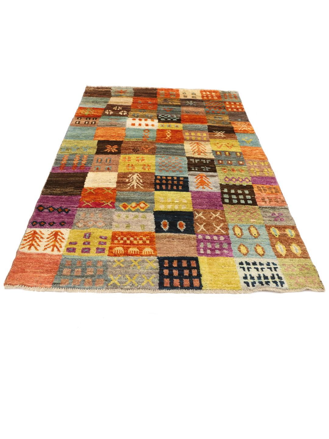 Et levende flerfarvet håndknyttet Berber-tæppe fra Afghanistan med et patchwork-mønster.