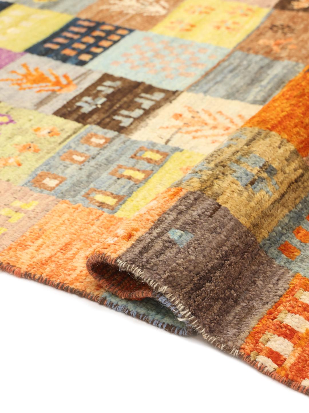 Et levende flerfarvet håndknyttet Berber-tæppe fra Afghanistan med et patchwork-mønster.