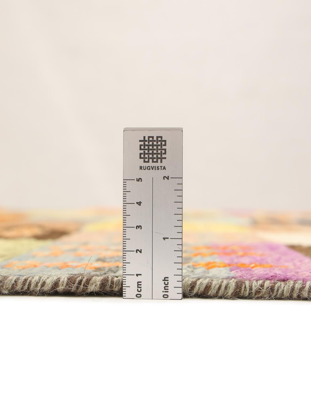 Et levende flerfarvet håndknyttet Berber-tæppe fra Afghanistan med et patchwork-mønster.