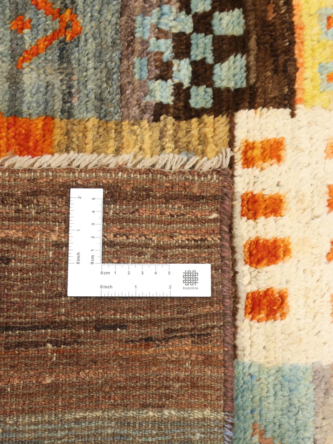 Et levende flerfarvet håndknyttet Berber-tæppe fra Afghanistan med et patchwork-mønster.