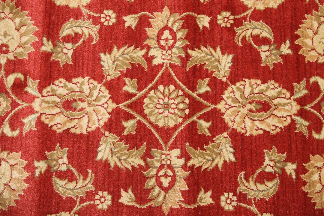 Rond rood tapijt met bloemenpatroon