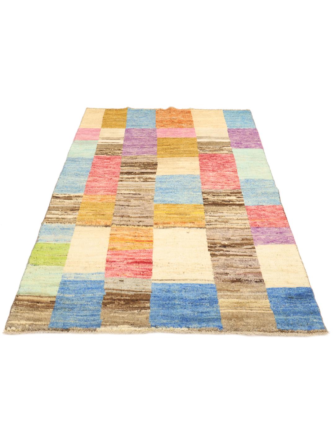 Een levendig rechthoekig Afghaans Berber tapijt met een veelkleurig patchworkontwerp.