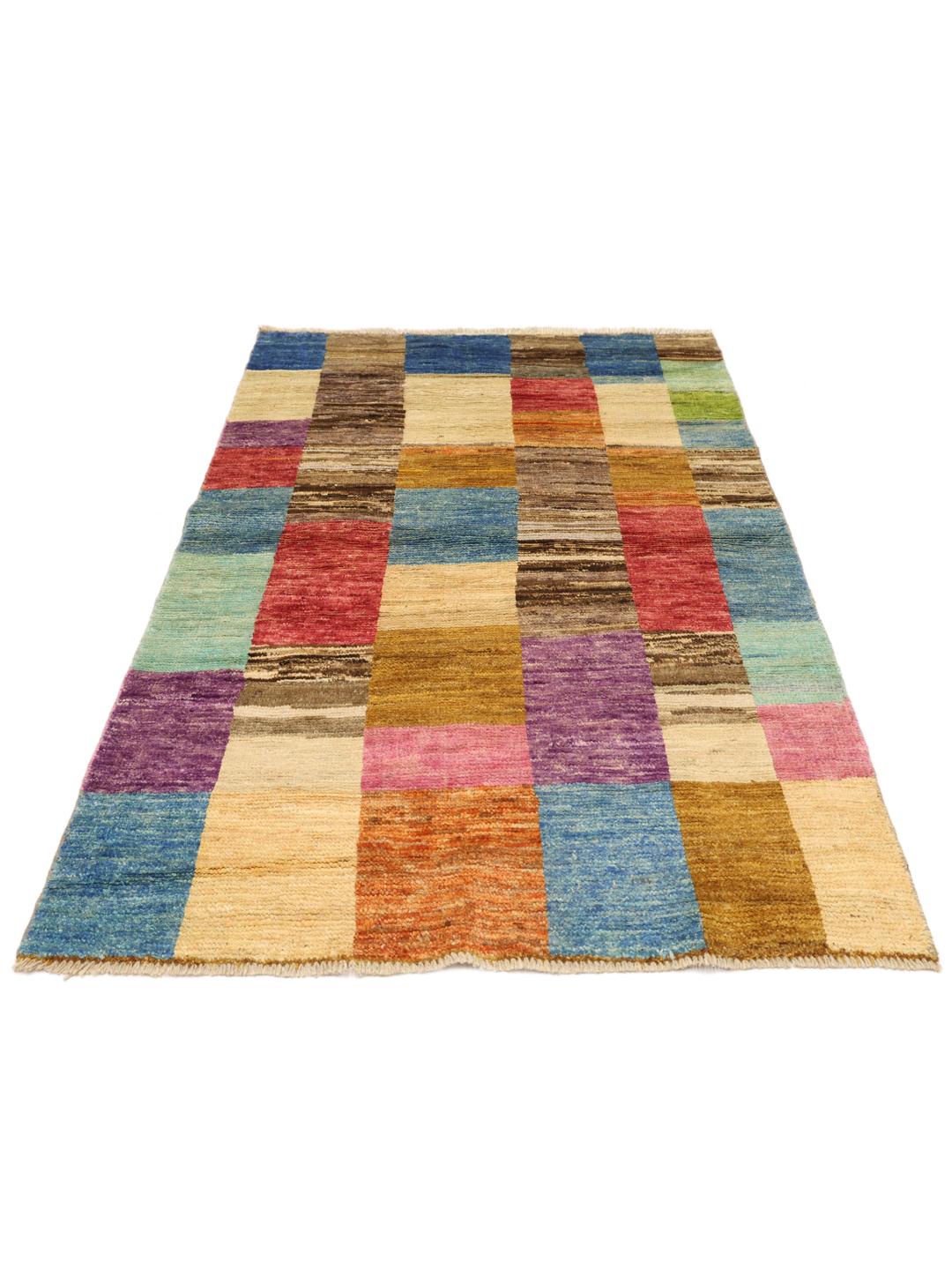 Een levendig rechthoekig Afghaans Berber tapijt met een veelkleurig patchworkontwerp.