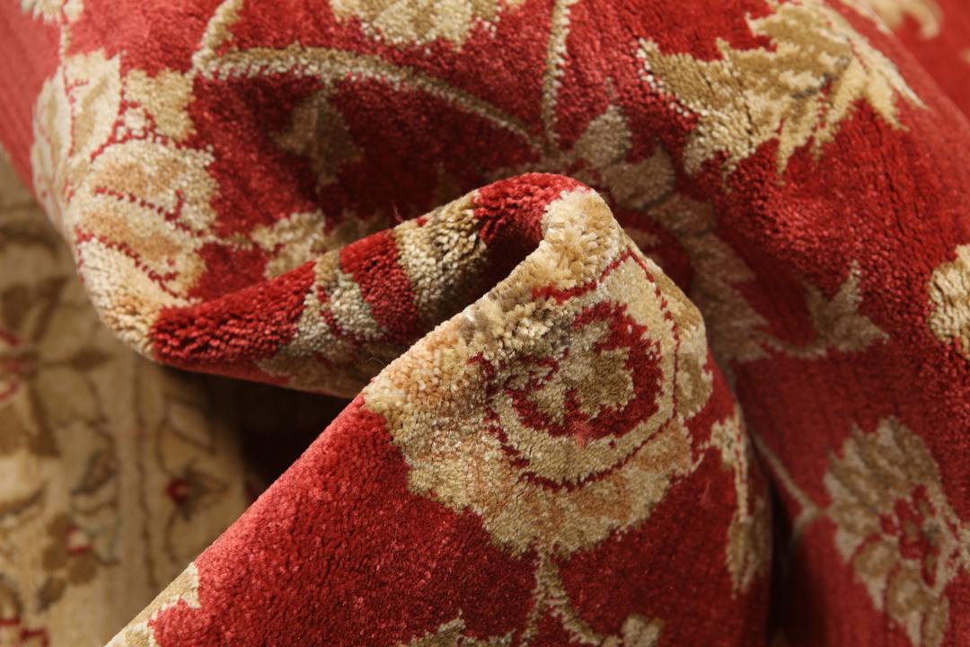 Rond rood tapijt met bloemenpatroon