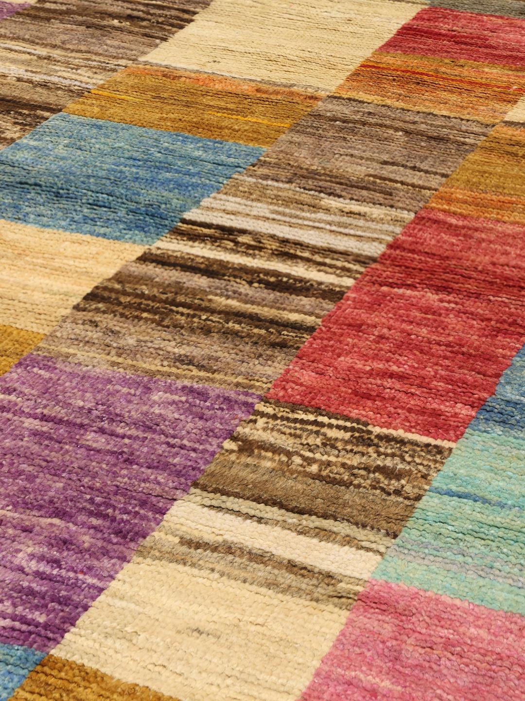 Een levendig rechthoekig Afghaans Berber tapijt met een veelkleurig patchworkontwerp.