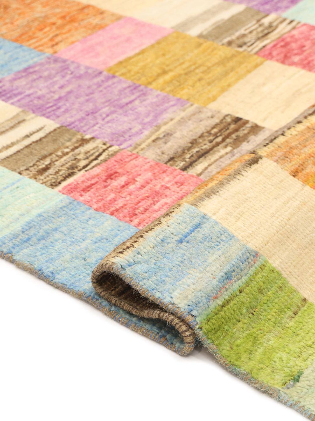 Een levendig rechthoekig Afghaans Berber tapijt met een veelkleurig patchworkontwerp.