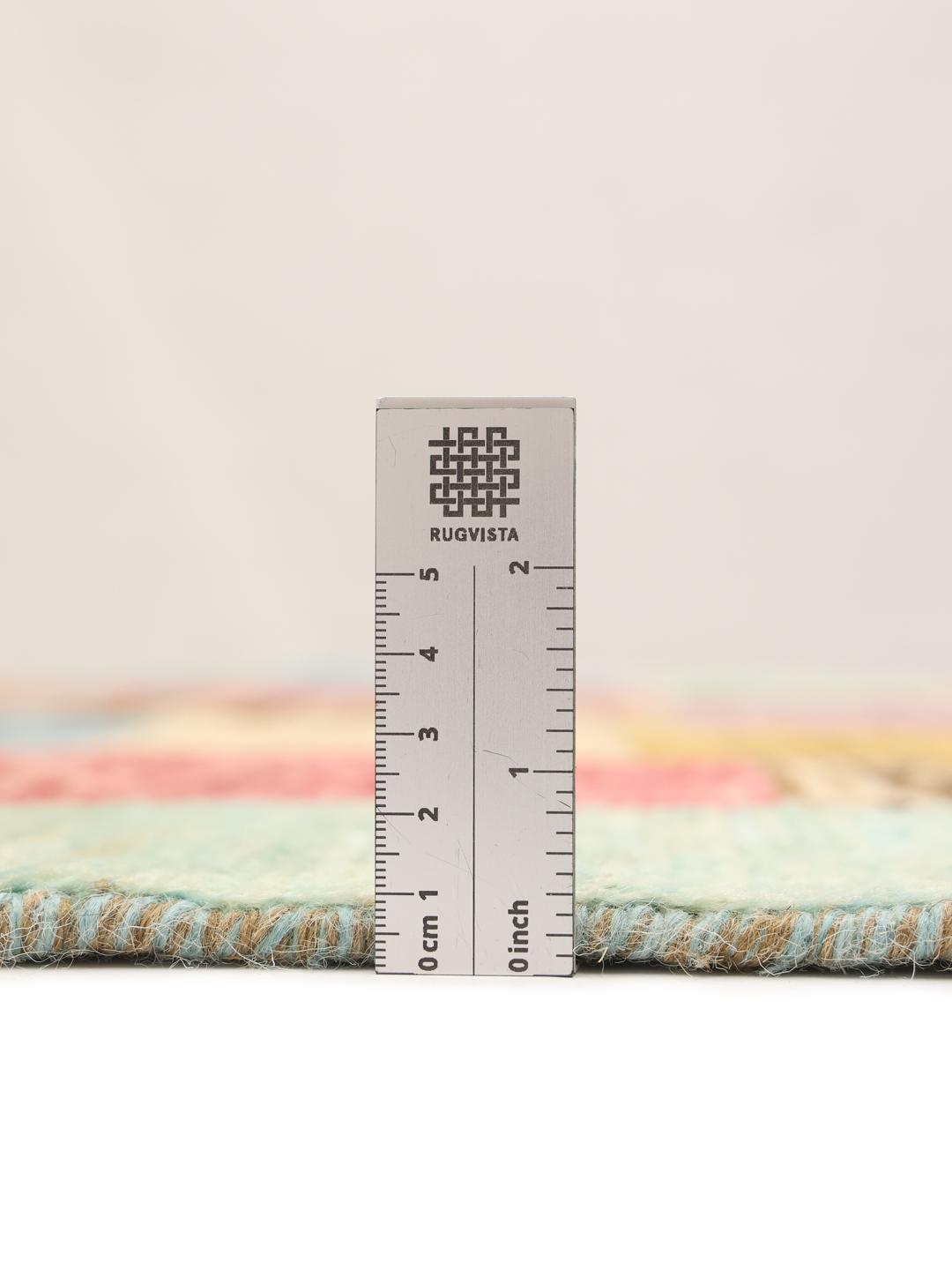 Een levendig rechthoekig Afghaans Berber tapijt met een veelkleurig patchworkontwerp.