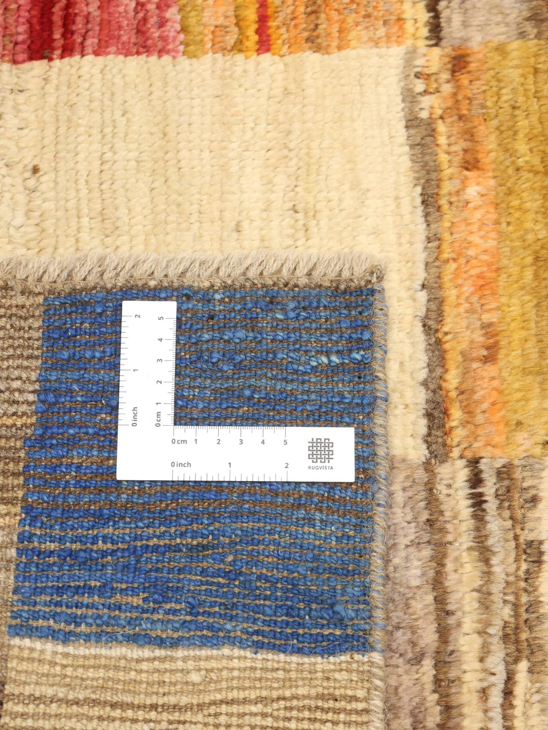 Een levendig rechthoekig Afghaans Berber tapijt met een veelkleurig patchworkontwerp.