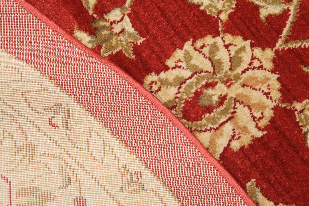 Rond rood tapijt met bloemenpatroon