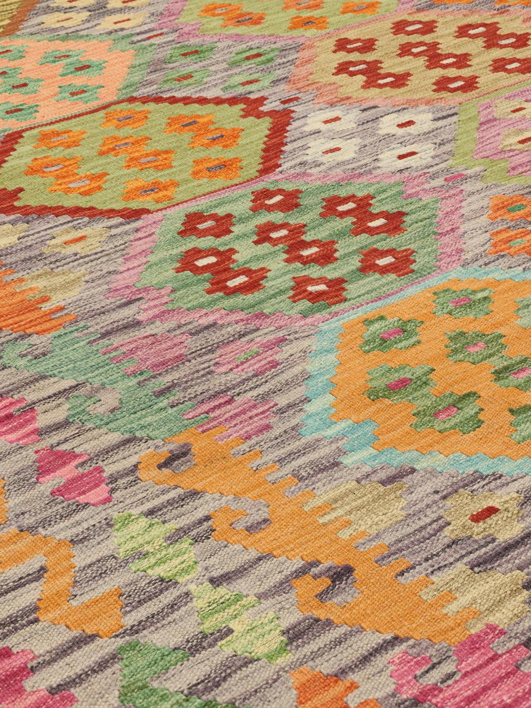 Handgemaakt Afghaans Kelim tapijt met veelkleurige geometrische medaillons op een grijze achtergrond