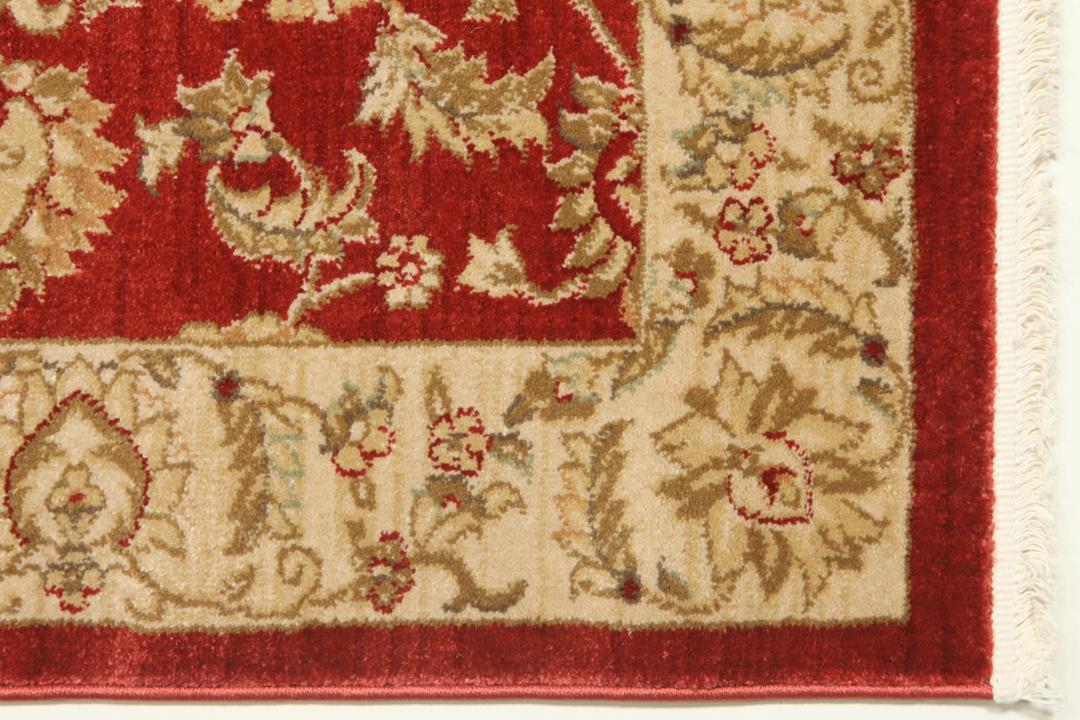 Rode loper met traditionele bloemmotieven en decoratieve randen