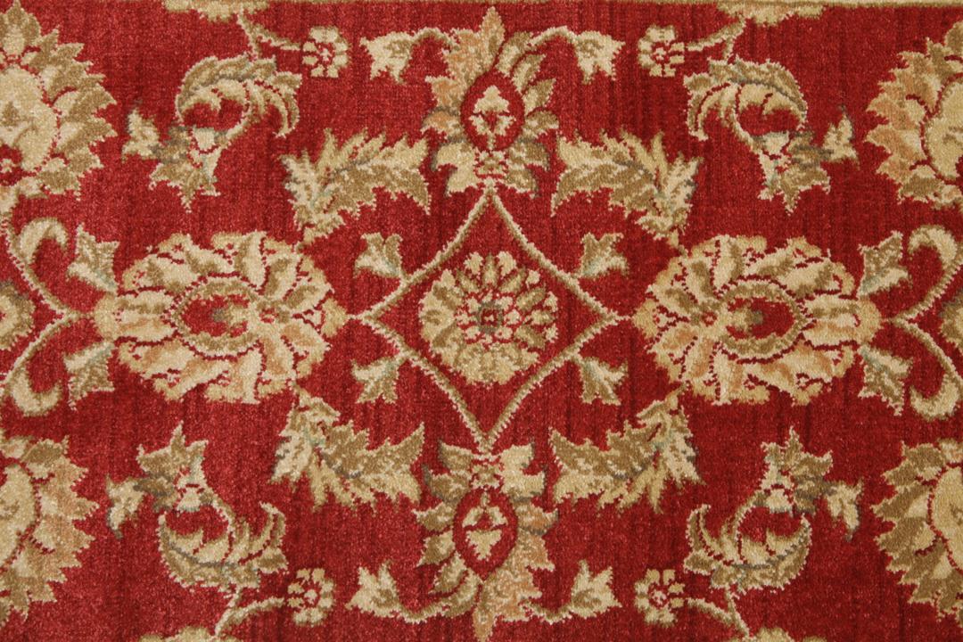 Rode loper met traditionele bloemmotieven en decoratieve randen