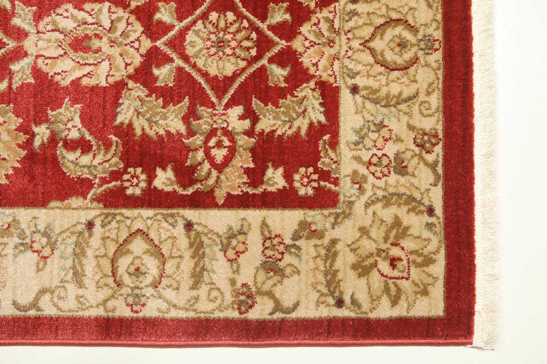 Rode loper met traditionele bloemmotieven en decoratieve randen