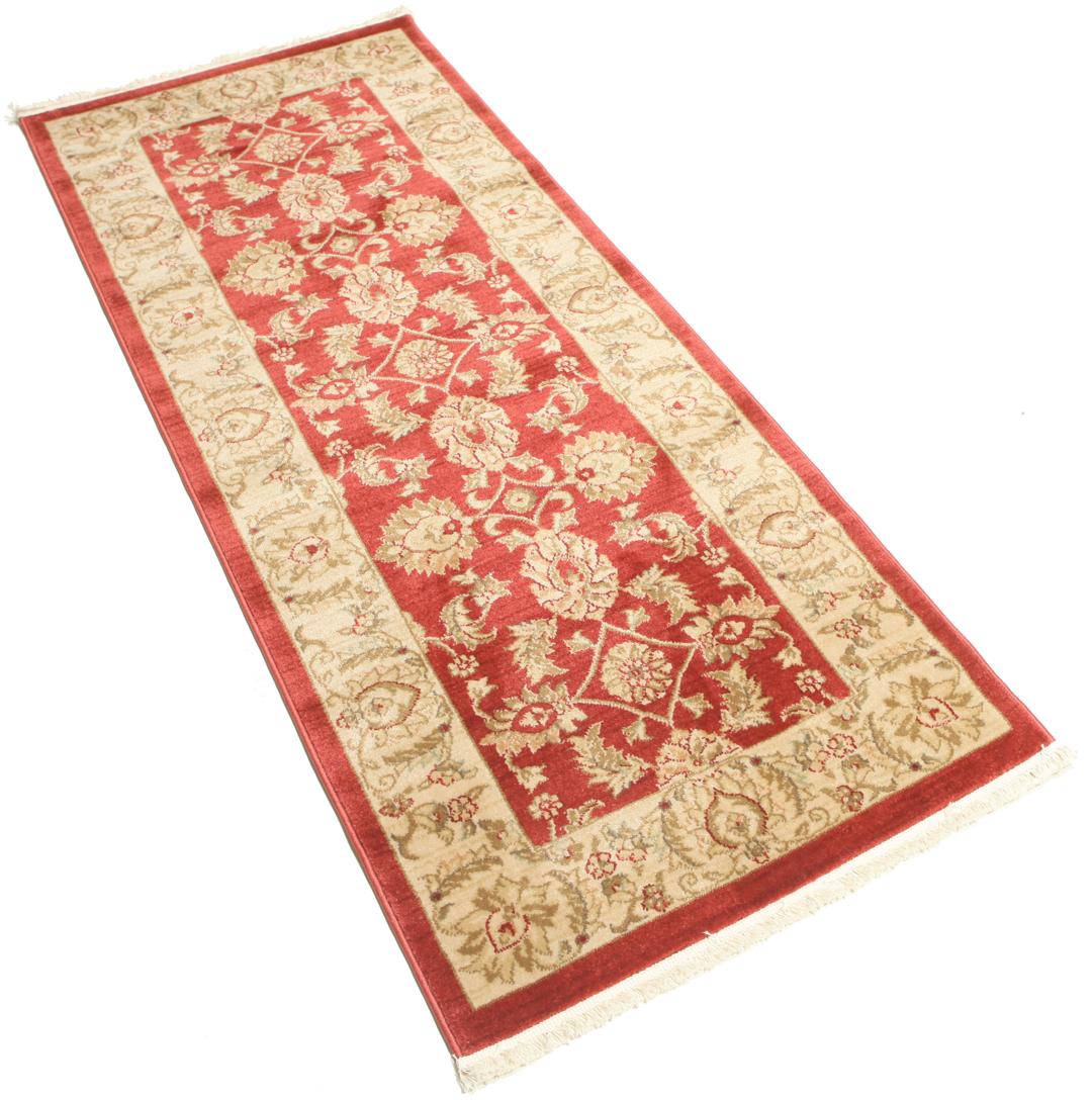 Rode loper met traditionele bloemmotieven en decoratieve randen