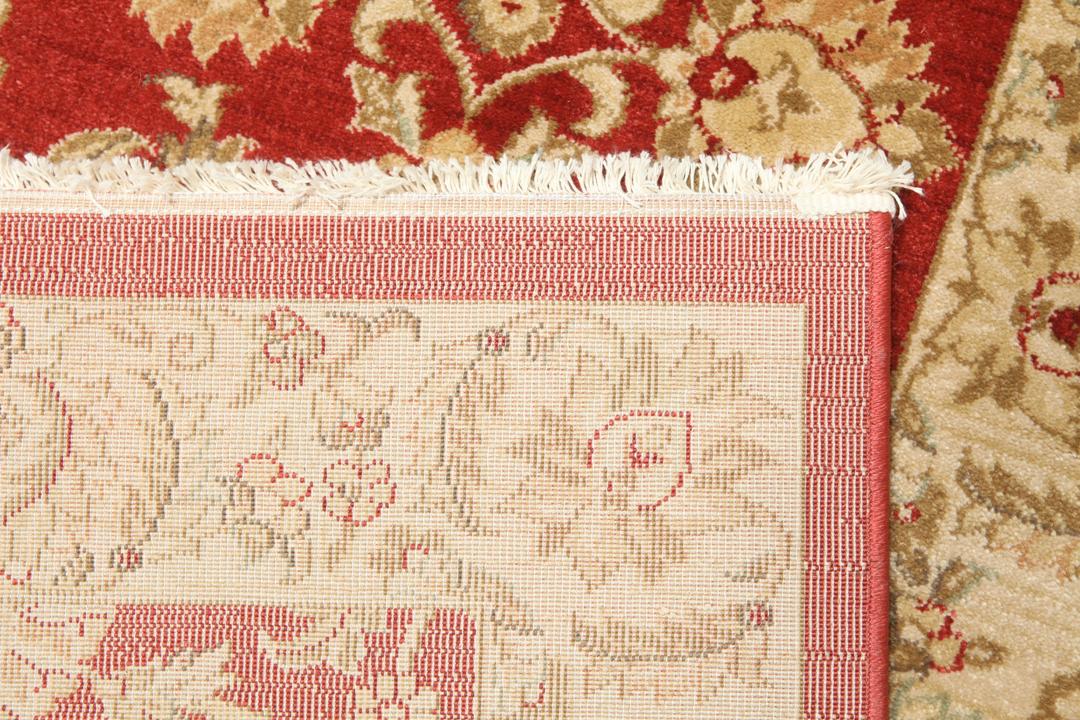 Rode loper met traditionele bloemmotieven en decoratieve randen