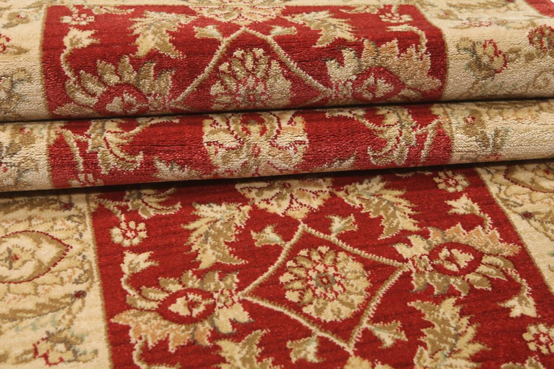 Rode loper met traditionele bloemmotieven en decoratieve randen