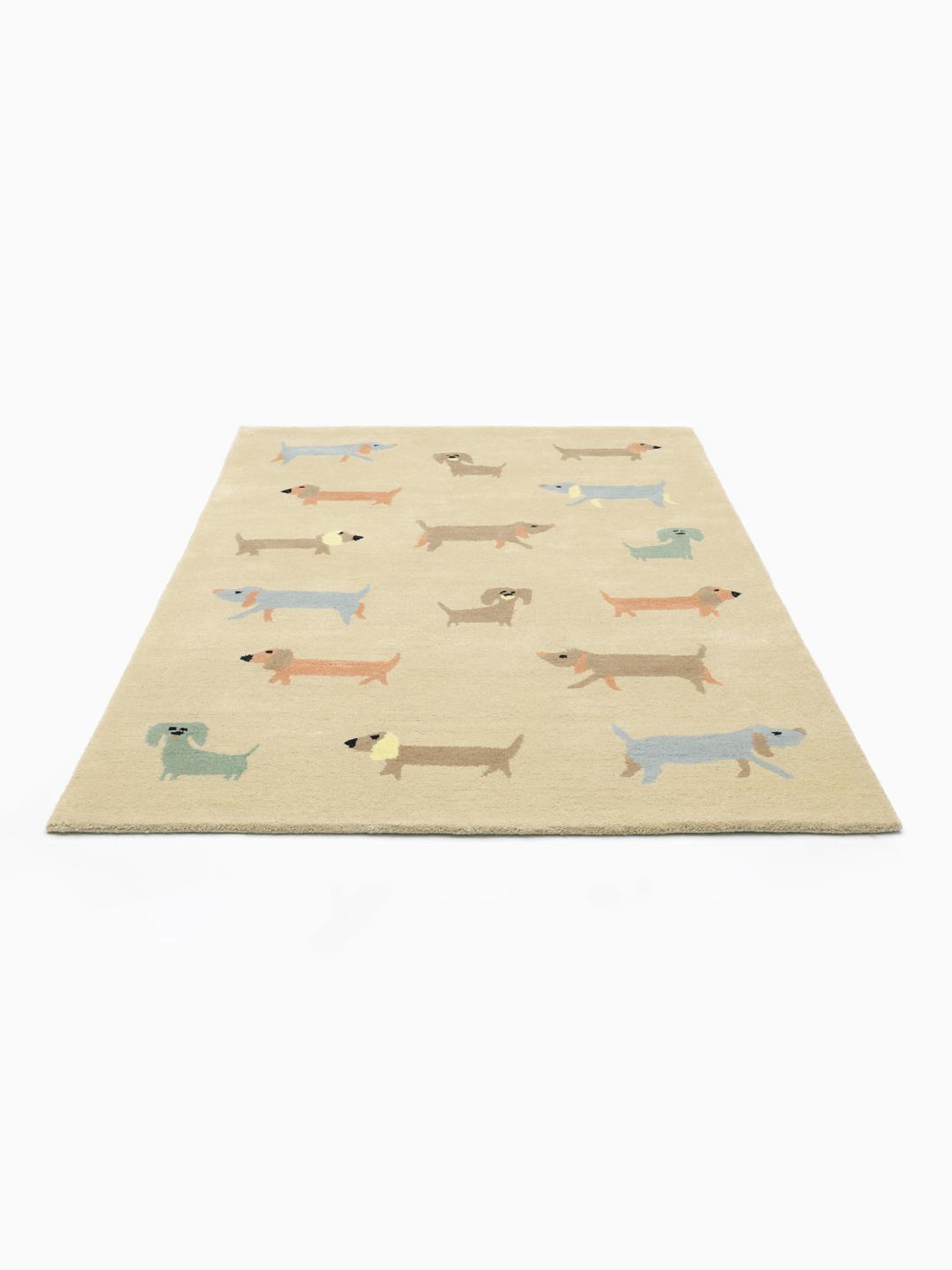 Handgetuft beige wollen vloerkleed met een speels pasteltinten hondenpatroon